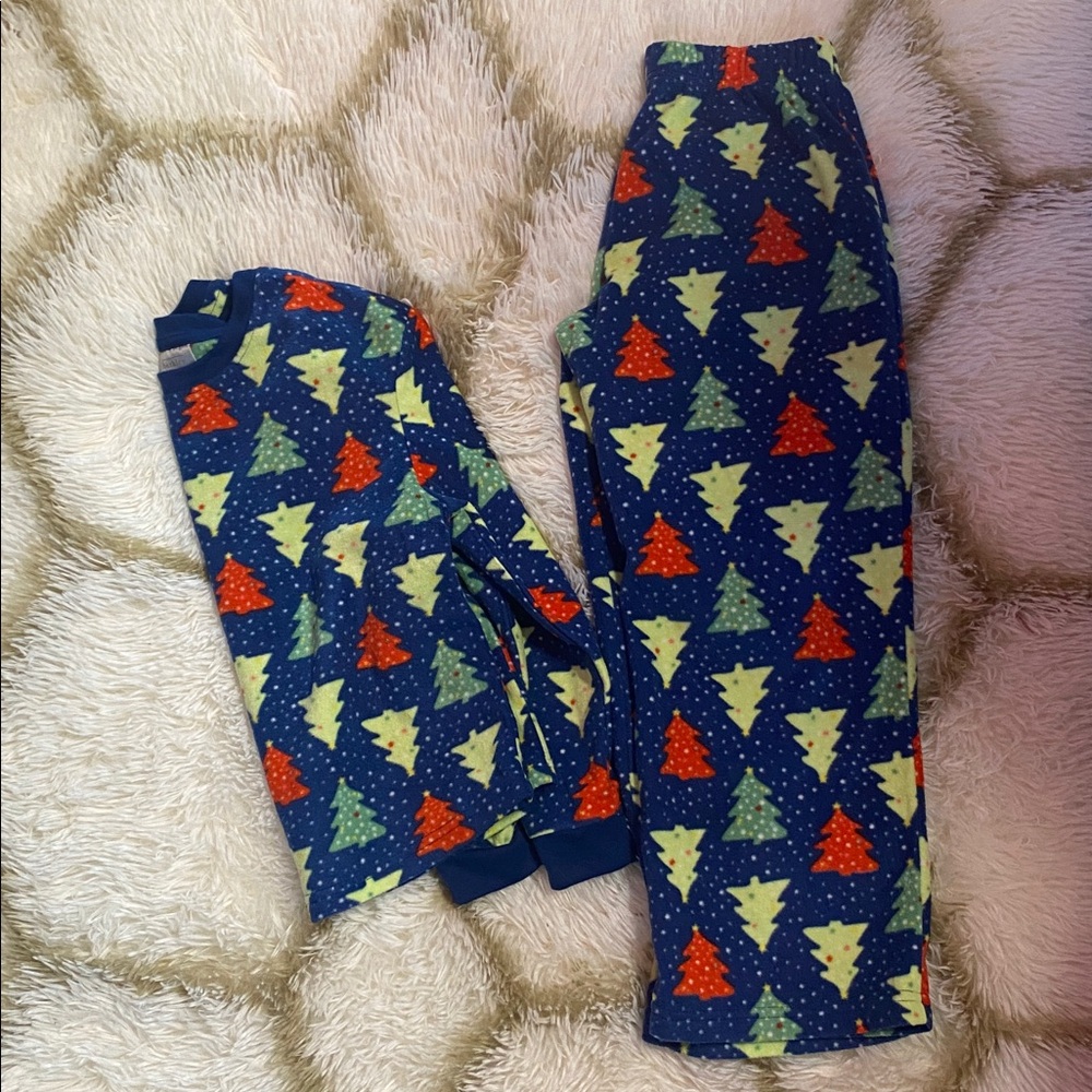 Cozy 2pc Fleece Kids Pajamas with Festive Tree Print